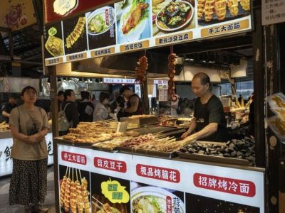 Giới trẻ Trung Quốc tiết kiệm chi tiêu, ăn uống như người nghèo