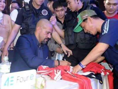 Lần đầu thăm Việt Nam, cựu danh thủ Man Utd - Juan Veron kết món Phở
