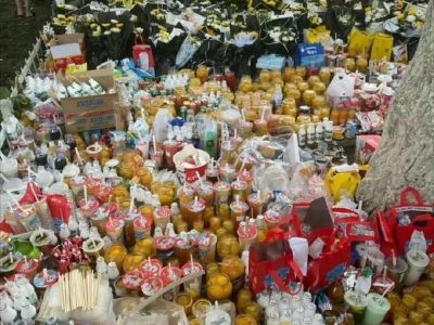 Vụ chàng trai 21 tuổi tự tử vì tình: Người dân tiếc thương đặt đầy hoa, đồ ăn bên cạnh cầu