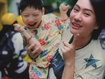 Xúc động hình ảnh diễn viên Minh Cúc tình cảm bên con gái bị bại não bước sang tuổi 14