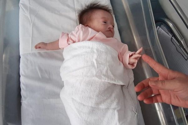 2 em bé bị bỏ rơi tại bệnh viện đã được chuyển đến mái ấm mới