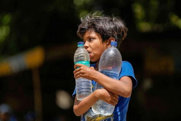 Ấn Độ cho học sinh nghỉ hè sớm vì nắng nóng hơn 47 độ C
