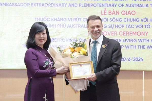 Bộ trưởng Đào Hồng Lan trao tặng Kỷ niệm chương Vì Sức khỏe nhân dân cho Đại sứ Úc tại Việt Nam