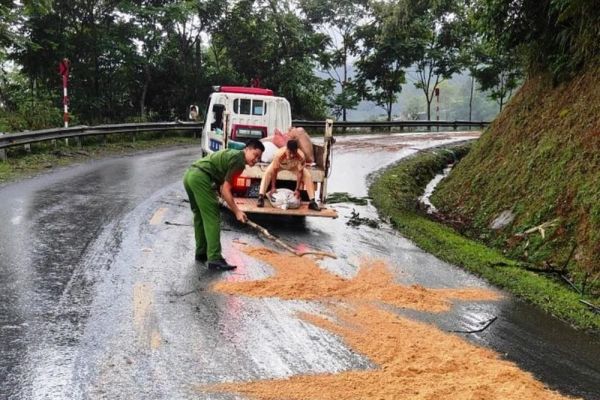 Cảnh sát giao thông Lào Cai xử lý gấp vết dầu loang phục vụ người dân và học sinh