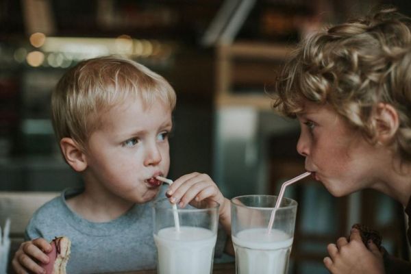 Có nên cho trẻ uống sữa buổi tối?