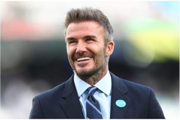 David Beckham tuổi 49: Thoải mái cởi áo khoe body cũng dễ dàng 'hốt bạc'