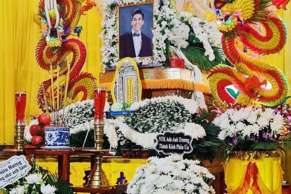Hình ảnh trong lễ tang Lâm Nguyễn 'Người ấy là ai'
