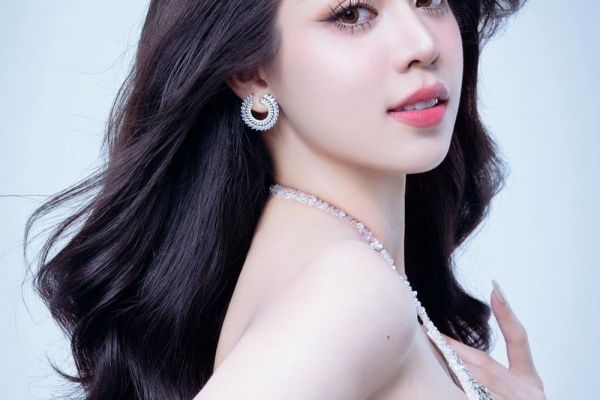 Hoa hậu Thanh Thủy khoe bộ ảnh quyến rũ ở tuổi 22