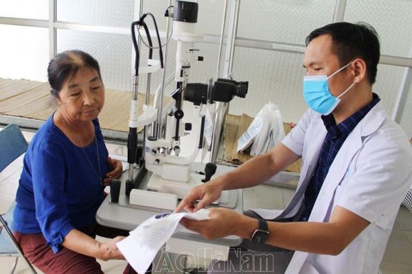 Hơn 200 người cao tuổi xã Tiên Hải được khám mắt, cấp thuốc miễn phí