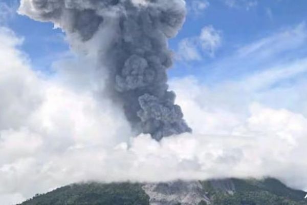 Indonesia sơ tán người dân tại 7 ngôi làng gần núi lửa phun trào