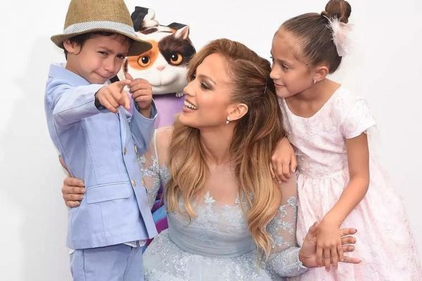 Jennifer Lopez tiết lộ bí quyết nuôi dạy con sinh đôi