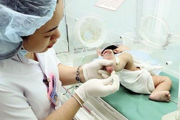 Làm xét nghiệm ngay trẻ sơ sinh để sớm phát hiện bệnh bẩm sinh