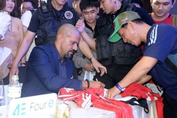 Lần đầu thăm Việt Nam, cựu danh thủ Man Utd - Juan Veron kết món Phở