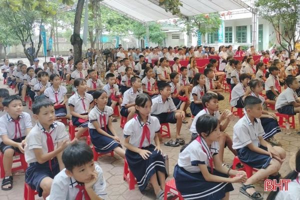 Lộc Hà tặng 136 suất quà cho trẻ em nghèo, bị tàn tật, mồ côi