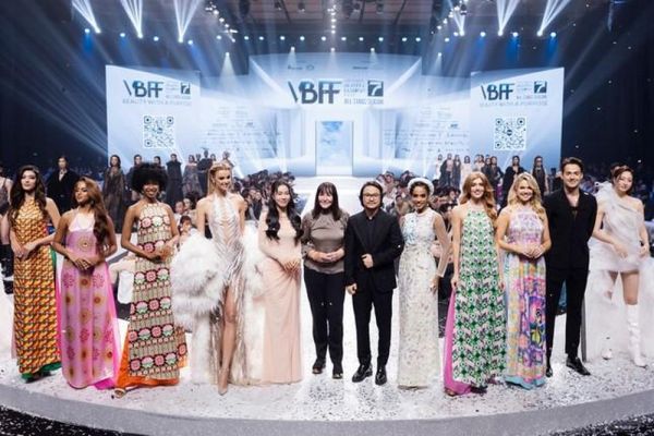 'Mỹ nhân đẹp nhất thế giới' lần đầu tiên catwalk trên sàn diễn thời trang Việt cùng dàn Hoa hậu đình đám
