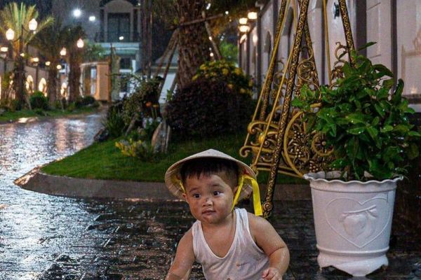 Nhóc tỳ 2 tuổi nhà sao Việt mặc áo rách lấm lem, biểu cảm hài hước gây chú ý