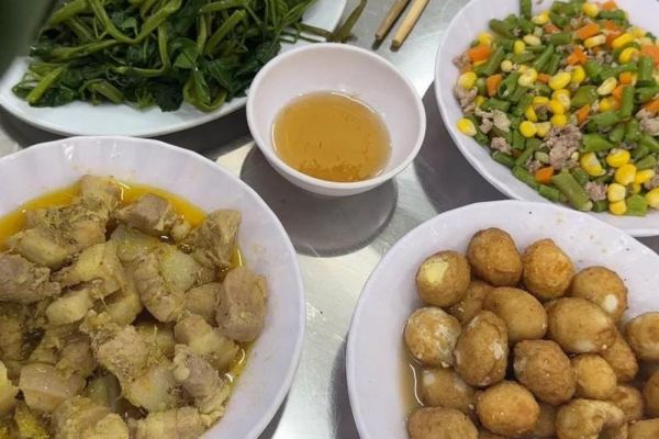 Những bữa cơm đi học quân sự khiến sinh viên cực 'lụy'