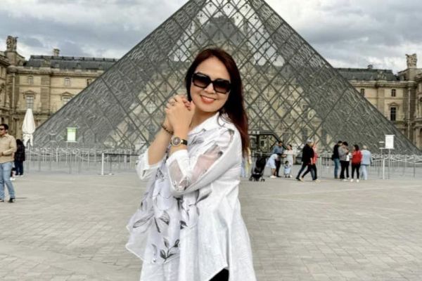 NSND Thái Bảo hào hứng thăm Bảo tàng Louvre, dạo chơi đường phố Paris