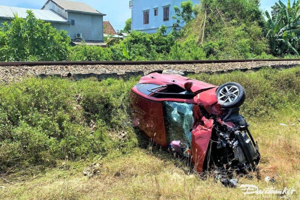 Quảng Nam: Ô tô con bị tàu hỏa tông văng gần chục mét
