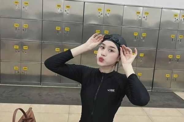 Sở hữu vóc dáng siêu đẹp nhưng Đỗ Thị Hà lại chọn đồ bơi kín bưng khi đi học bơi