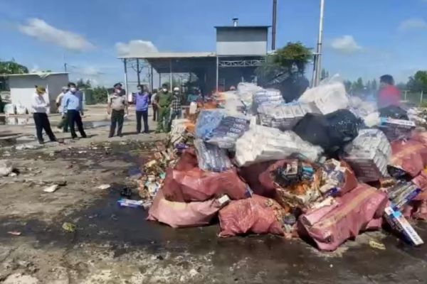 Tân Hưng tiêu hủy hơn 57.000 gói thuốc lá ngoại nhập lậu