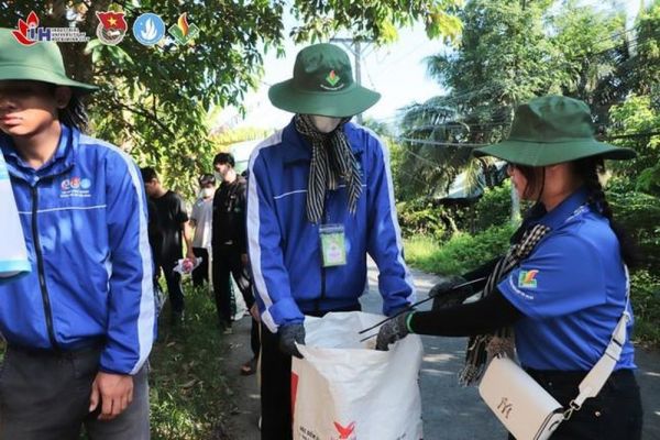 Thanh thiếu niên tình nguyện tham gia dọn rác, trồng cây phủ xanh địa phương