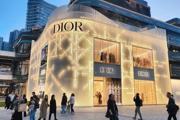 Thổi phồng giá túi xách 50 lần, Dior bị tẩy chay