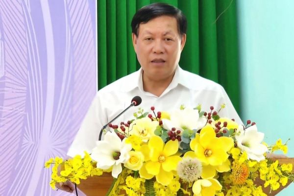 Thứ trưởng Bộ Y tế Đỗ Xuân Tuyên trao tặng thiết bị y tế tại Thanh Hóa