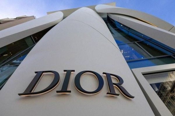 Thương hiệu xa xỉ Dior vướng nghi vấn bán gấp 50 lần giá trị thật của những chiếc túi