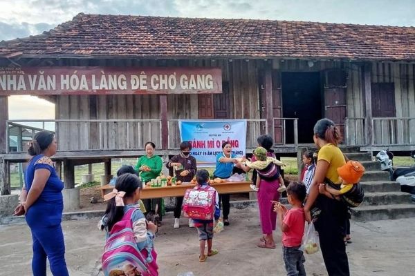 Triển khai 'Tủ bánh mì 0 đồng'cho trẻ em làng Đê Chơ Gang