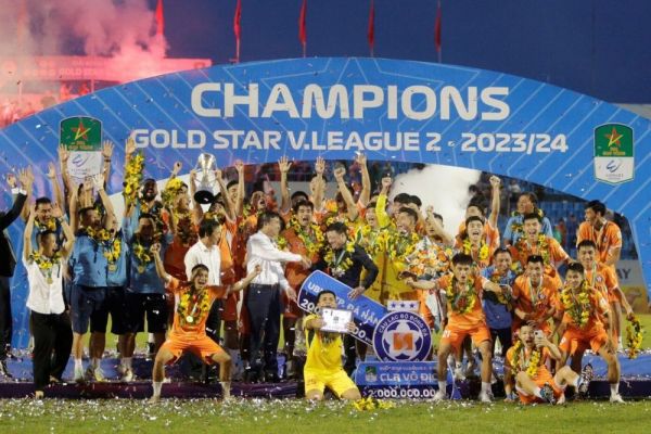 Trở lại V-League, CLB này nhận chiếc cúp đặc biệt nhất lịch sử bóng đá Việt Nam
