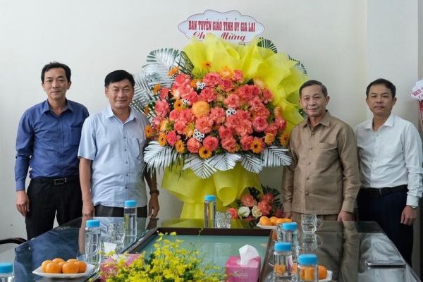 Trưởng Ban Tuyên giáo Tỉnh ủy Huỳnh Thế Mạnh thăm, chúc mừng các cơ quan báo chí tỉnh Gia Lai