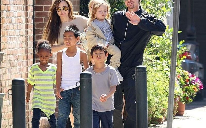 Angelina Jolie tố chồng cũ 'hút máu', Brad Pitt nói đã chuyển 100 triệu USD