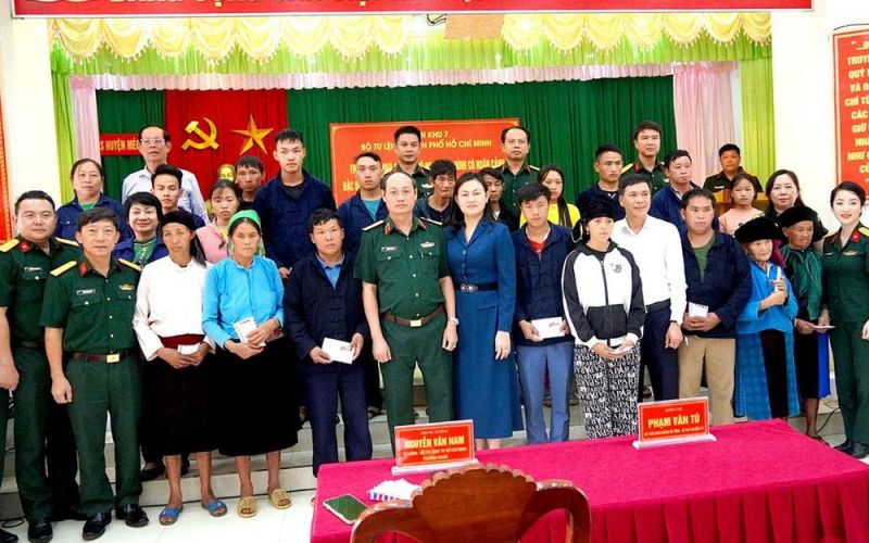 Bộ Tư lệnh TP. Hồ Chí Minh tặng quà hộ nghèo huyện Mèo Vạc