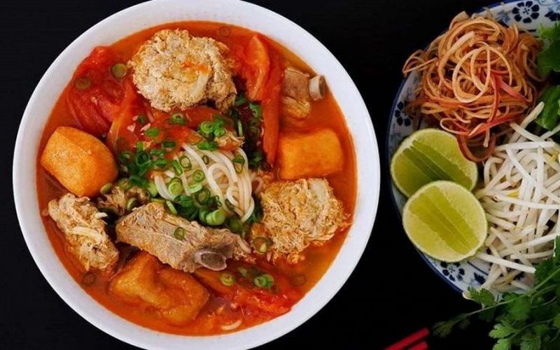 Cây bút ẩm thực nổi tiếng ca ngợi bún riêu Việt Nam có hương vị đầy ấn tượng