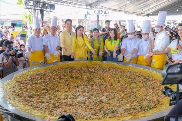 Chiếc bánh xèo đường kính 3m xuất hiện tại Lễ hội Bánh dân gian Nam Bộ