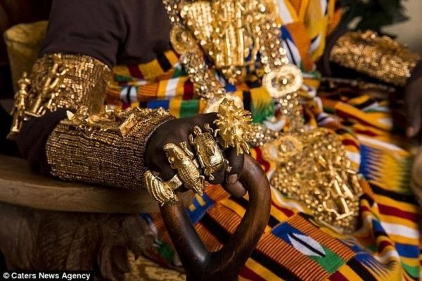 Choáng váng bộ tộc giàu nhất châu Phi, 'dát' cả cân vàng lên người
