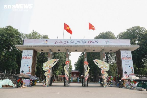 Công viên lớn nhất Hà Nội vắng hoe ngày nghỉ lễ, các trò chơi đắp bạt chờ khách