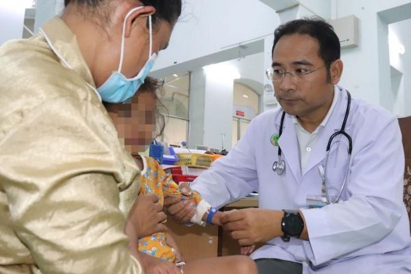 Cứu bé gái người Campuchia bị sốt xuất huyết vượt cửa tử