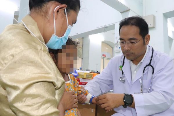 Cứu sống bé gái Campuchia nguy kịch do mắc sốt xuất huyết