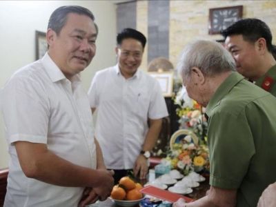 Đồng chí Lê Hồng Sơn thăm, tặng quà chiến sĩ trực tiếp tham gia chiến dịch Điện Biên Phủ