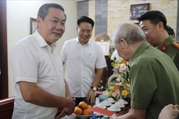 Đồng chí Lê Hồng Sơn thăm, tặng quà chiến sĩ trực tiếp tham gia chiến dịch Điện Biên Phủ