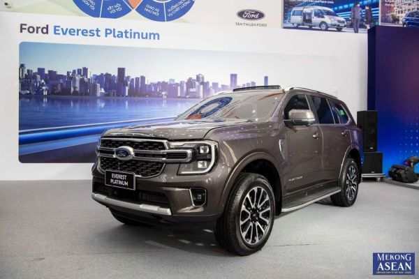 Ford Everest Platinum và Ranger Stormtrak sắp giao tới tay khách hàng Việt