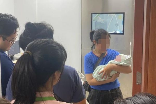 Hà Nội: Bé gái 12 tuổi mang bầu đã sinh con trai nặng 3kg