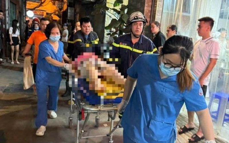 Hà Nội: Giải cứu người phụ nữ ngã từ tầng 4 khi phơi quần áo