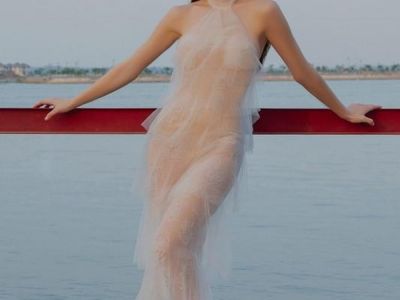 Hồ Ngọc Hà khoe vóc dáng 'đẹp như tạc tượng' trong váy xuyên thấu