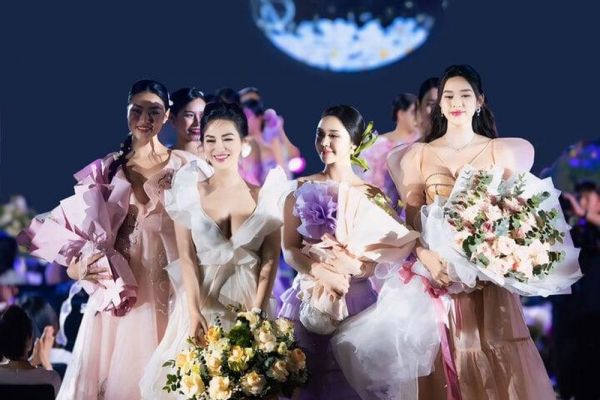 Hoa hậu Đỗ Thị Hà đọ sắc cùng nữ diễn viên phim 'Đừng làm mẹ cáu'