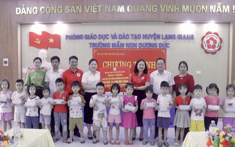 Hội Chữ thập đỏ tỉnh trao sữa tươi cho học sinh Lạng Giang