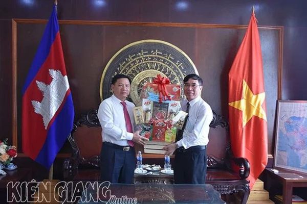 Kiên Giang chúc Tết Chôl Thnăm Thmây các tỉnh giáp biên thuộc Vương quốc Campuchia