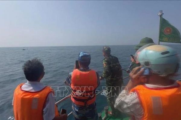 Kịp thời cứu nạn 4 thuyền viên bị chìm tàu trên vùng biển Cà Mau